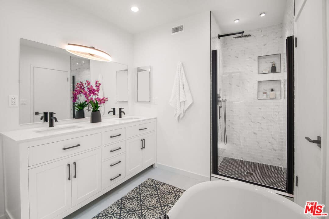 5820 Rolling Rd, Woodland Hills, CA 91367