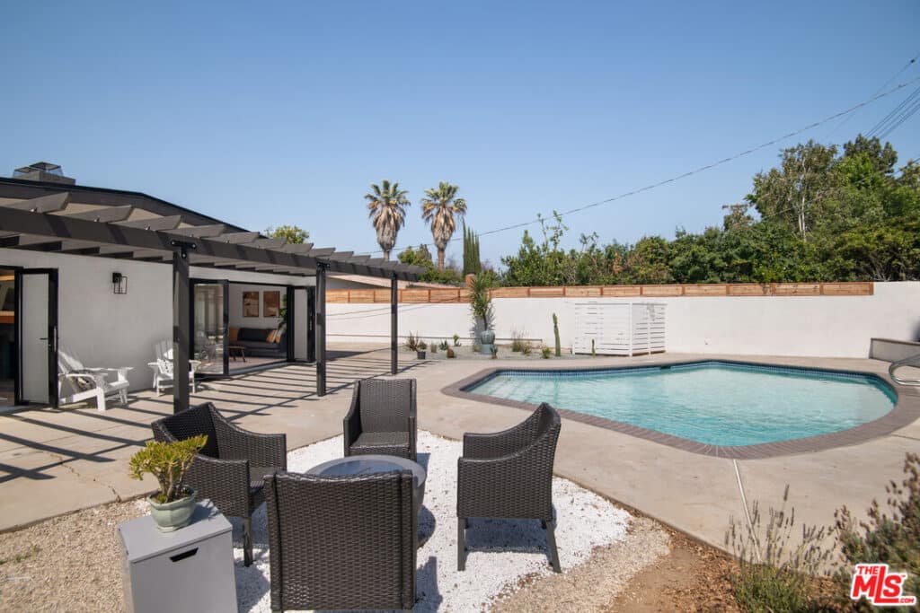 5820 Rolling Rd, Woodland Hills, CA 91367