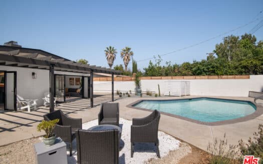 5820 Rolling Rd, Woodland Hills, CA 91367