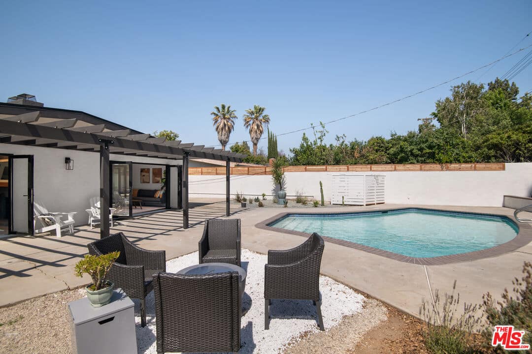 5820 Rolling Rd, Woodland Hills, CA 91367