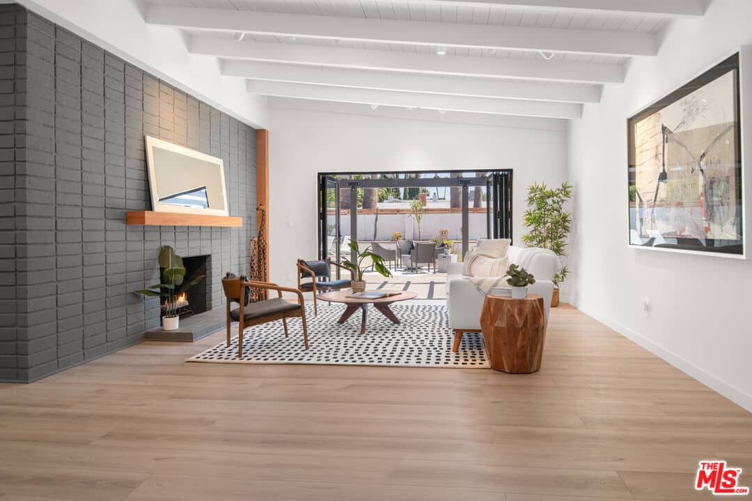 5820 Rolling Rd, Woodland Hills, CA 91367