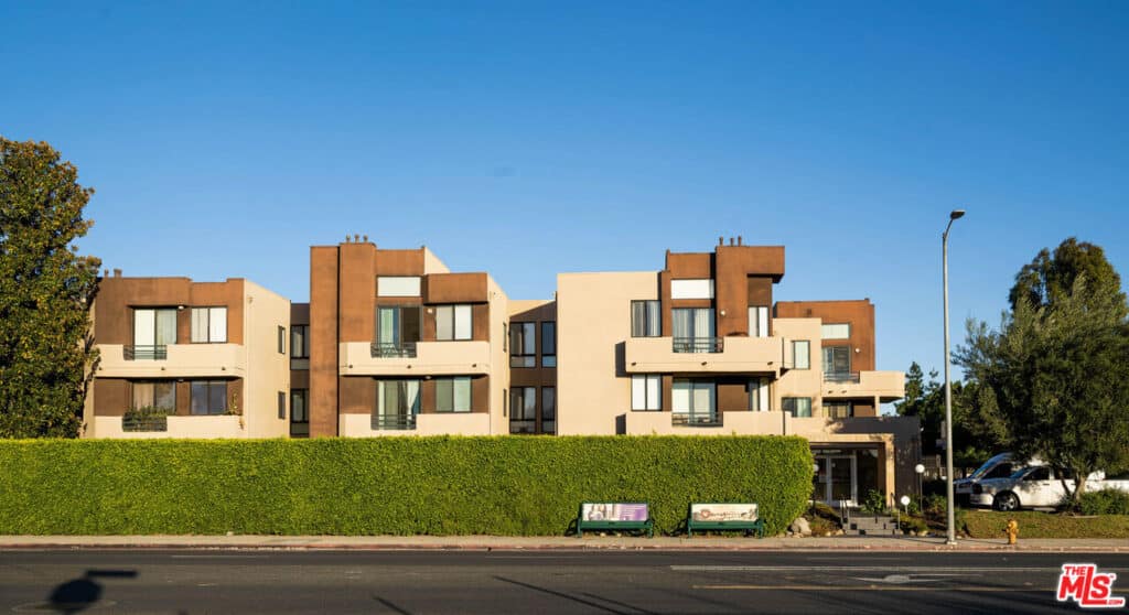 Second Floor Condo in Canoga Park
