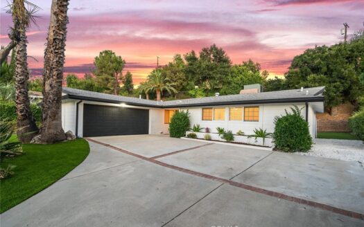 20714 Clarendon St, Woodland Hills, CA 91367