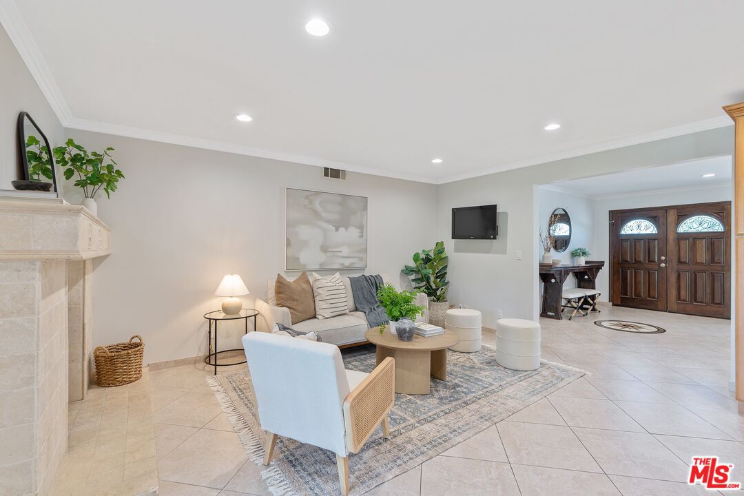 Calabasas Entertainers Pool Home