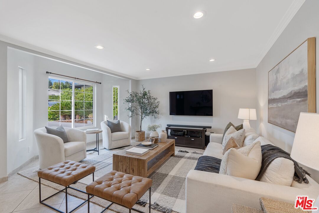 Calabasas Entertainers Pool Home