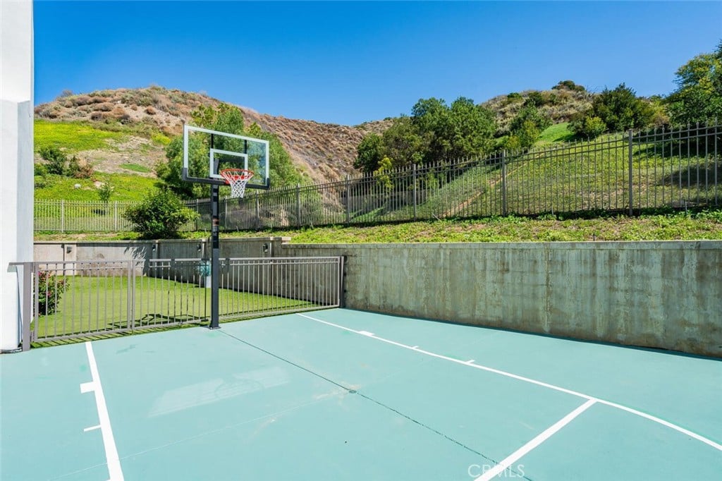 Exquisite Calabasas Pool Residence
