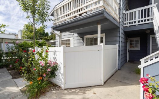 Cape Cod-Style Canoga Park Condo