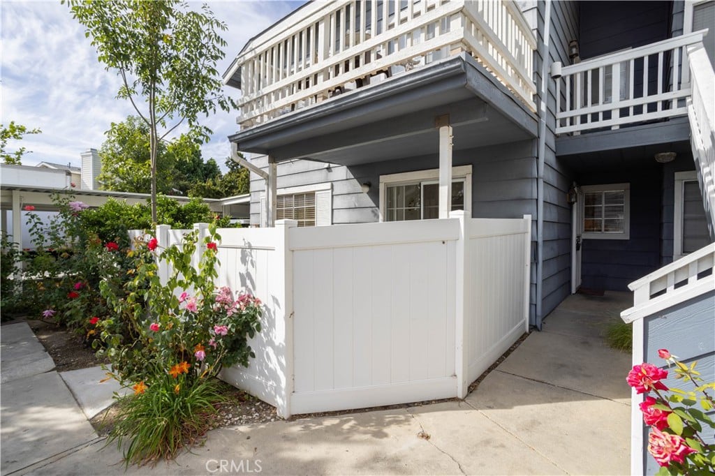 Cape Cod-Style Canoga Park Condo