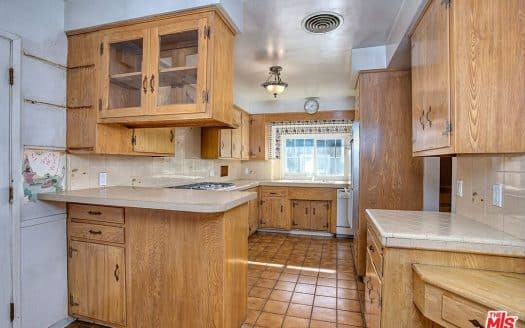 8833 Encino Ave, Sherwood Forest, CA 91325