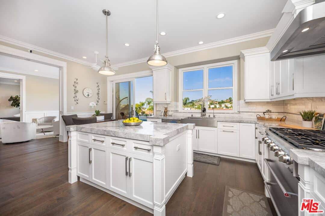 Calabasas Luxurious Pool Estate