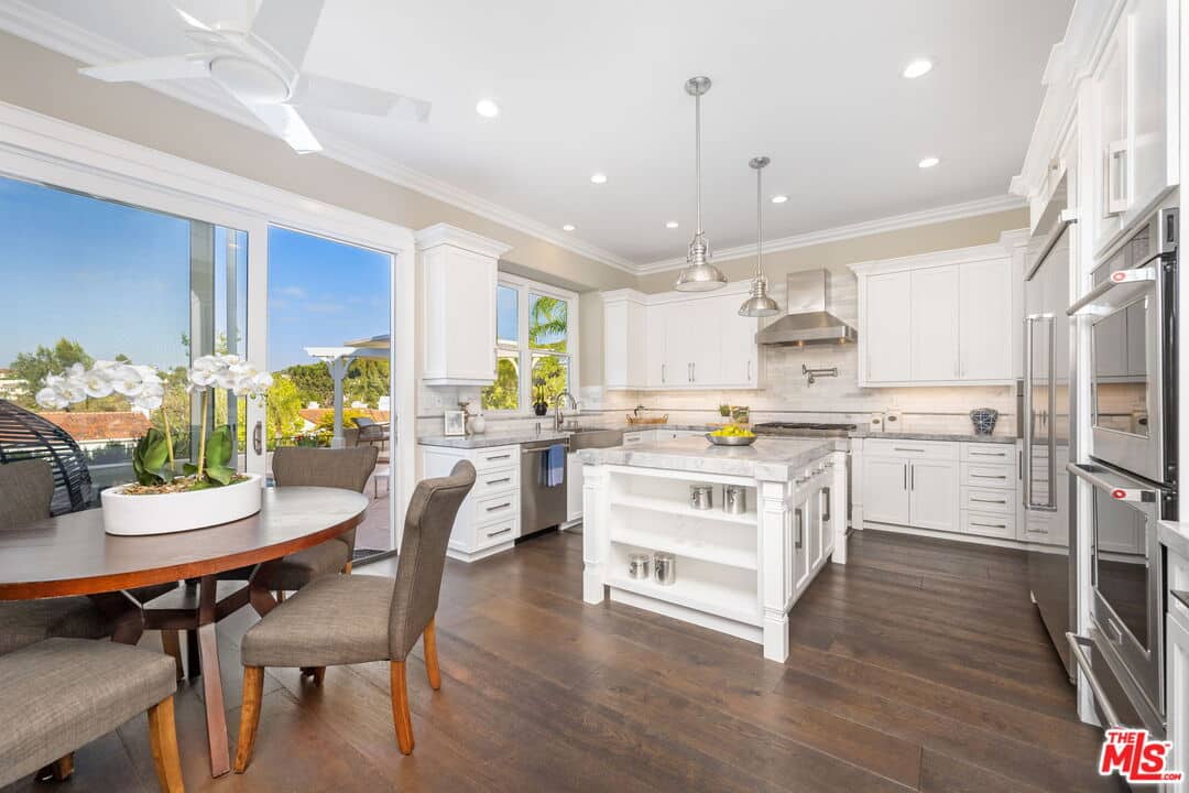 Calabasas Luxurious Pool Estate