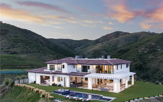 Breathtaking Calabasas Pool Home